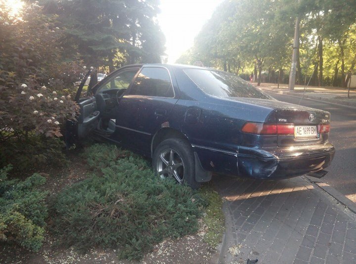 ДТП на Гагарина возле ДИИТа: дорогу не поделили Toyota и Mercedes 2