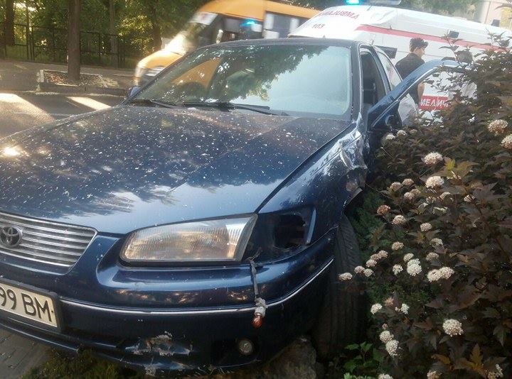 ДТП на Гагарина возле ДИИТа: дорогу не поделили Toyota и Mercedes 3