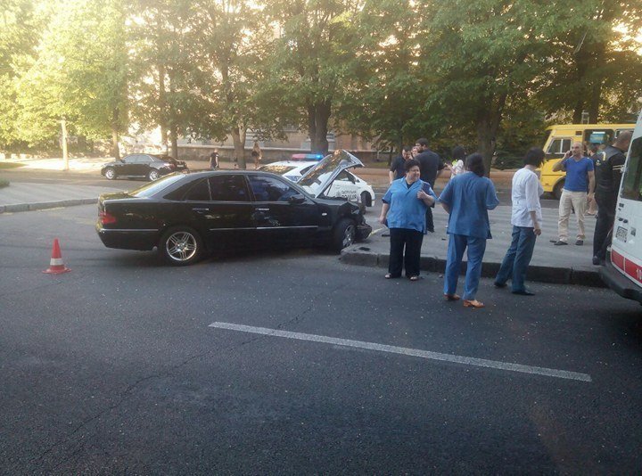 ДТП на Гагарина возле ДИИТа: дорогу не поделили Toyota и Mercedes 4