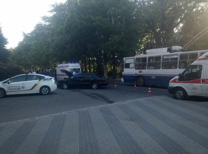 ДТП на Гагарина возле ДИИТа: дорогу не поделили Toyota и Mercedes 5