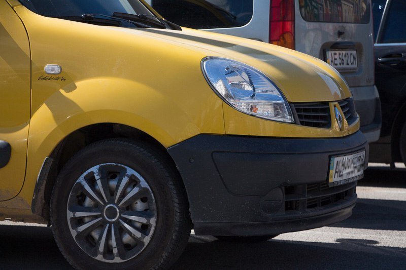 На парковке возле Озерки Renault сбил пешехода 2