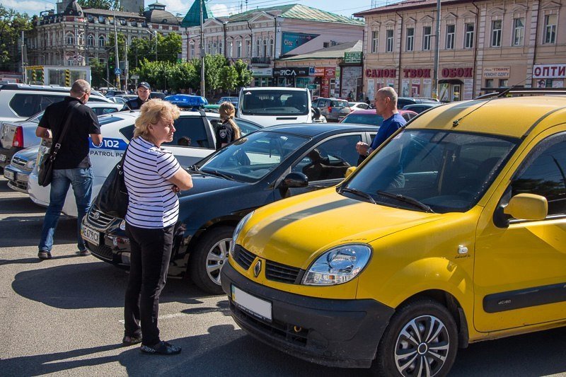 На парковке возле Озерки Renault сбил пешехода 4