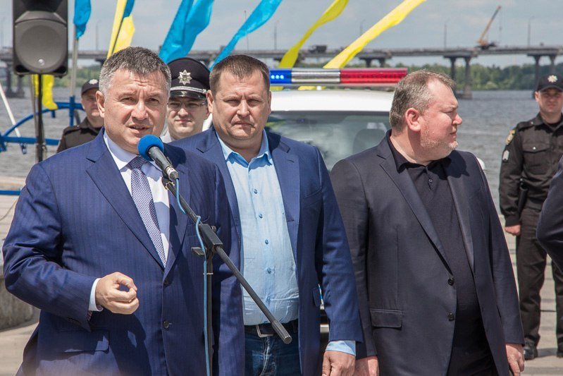 На Фестивальном причале Аваков вручил полиции новые Mitsubishi 1