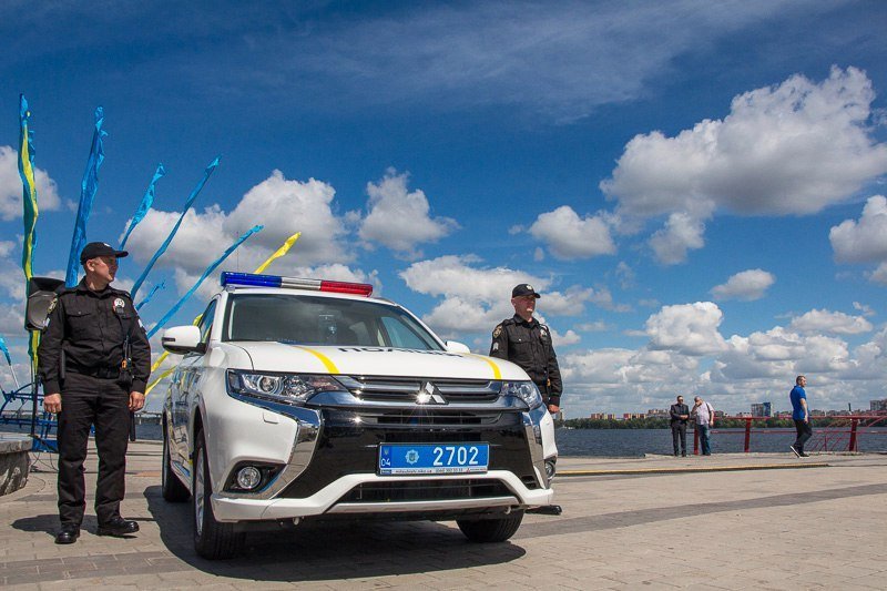 На Фестивальном причале Аваков вручил полиции новые Mitsubishi 2