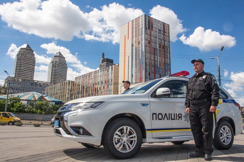 На Фестивальном причале Аваков вручил полиции новые Mitsubishi 3