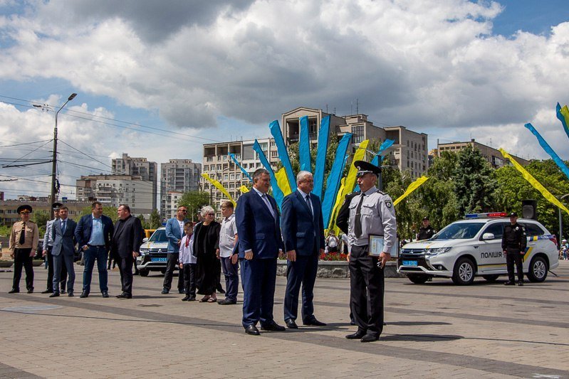 На Фестивальном причале Аваков вручил полиции новые Mitsubishi 4