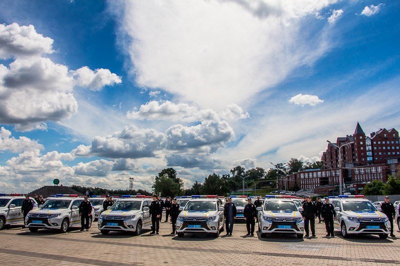 На Фестивальном причале Аваков вручил полиции новые Mitsubishi 5