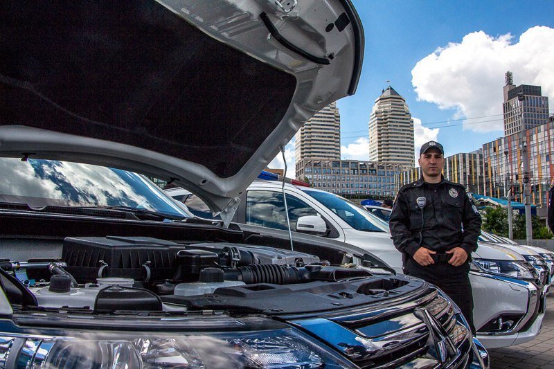 На Фестивальном причале Аваков вручил полиции новые Mitsubishi 6