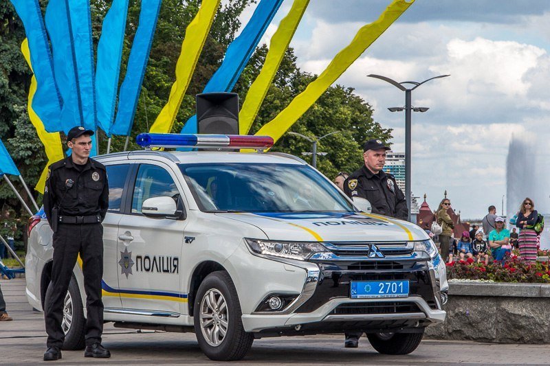 На Фестивальном причале Аваков вручил полиции новые Mitsubishi 7