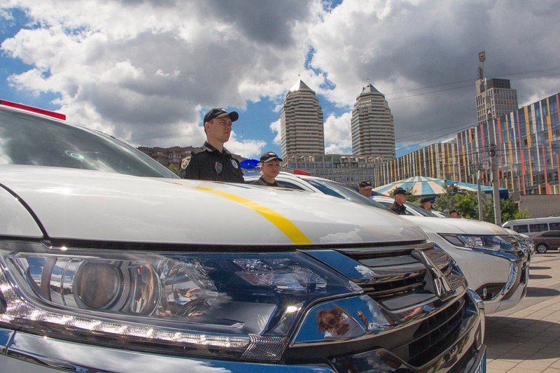 На Фестивальном причале Аваков вручил полиции новые Mitsubishi 9