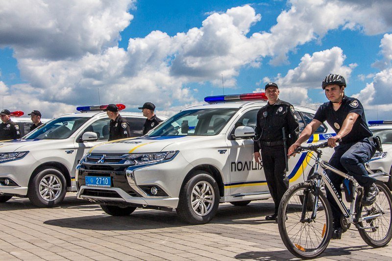 На Фестивальном причале Аваков вручил полиции новые Mitsubishi 12