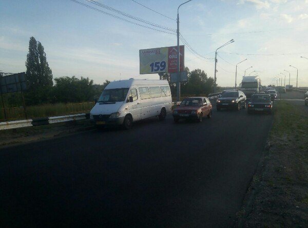 На Южном мосту столкнулись маршрутка и ВАЗ 2