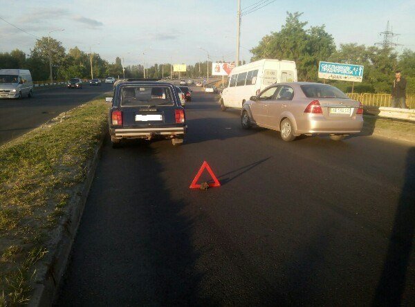 На Южном мосту столкнулись маршрутка и ВАЗ 3