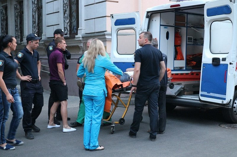 В Днепре на Воскресенской у пьяного мужчины случился приступ 2