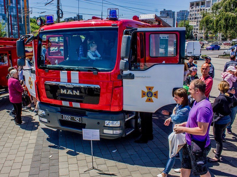 Пожарная техника, концерт и парашютисты: в Днепре прошел семейный день чрезвычайных ситуаций 5