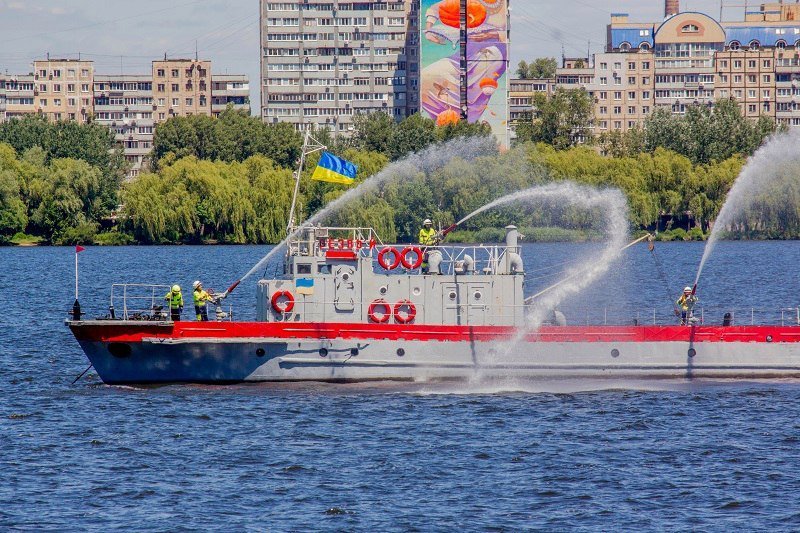 Пожарная техника, концерт и парашютисты: в Днепре прошел семейный день чрезвычайных ситуаций 13