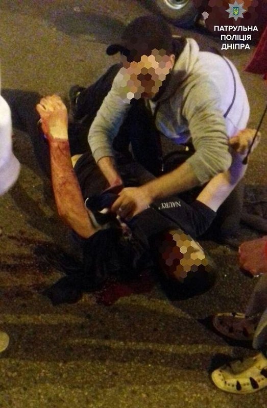 На Яворницкого неизвестный ударил мужчину ножом 1