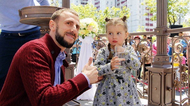 Яркая свадьба и духовой оркестр: на проспекте Мира прошел праздник "Чистой воды" 3