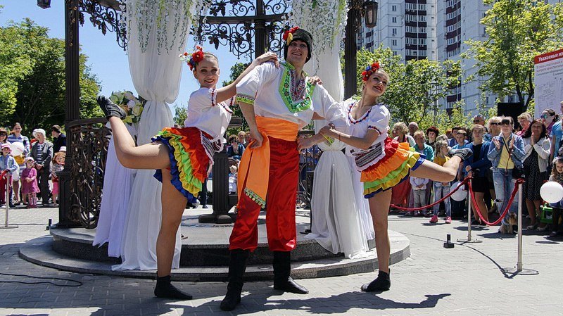 Яркая свадьба и духовой оркестр: на проспекте Мира прошел праздник "Чистой воды" 4