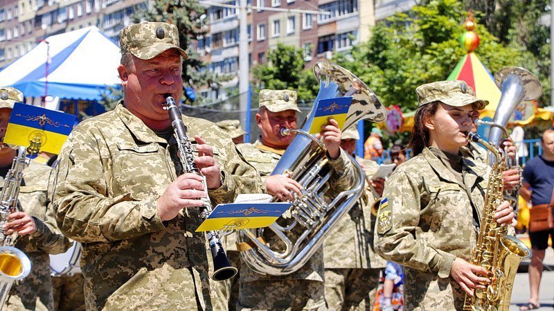 Яркая свадьба и духовой оркестр: на проспекте Мира прошел праздник "Чистой воды" 5