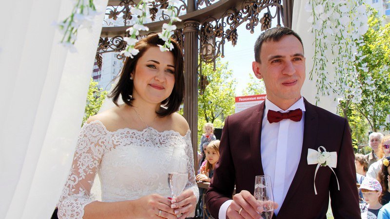 Яркая свадьба и духовой оркестр: на проспекте Мира прошел праздник "Чистой воды" 8