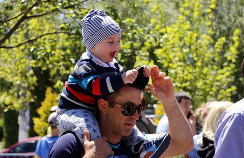 Яркая свадьба и духовой оркестр: на проспекте Мира прошел праздник "Чистой воды" 10