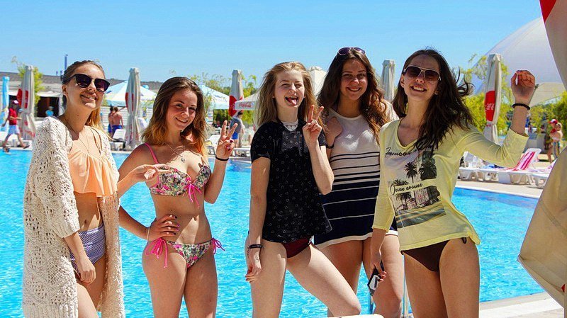 Горячие девушки и бразильские танцы: Аквапарк "Happy Day" открыл летний сезон 1