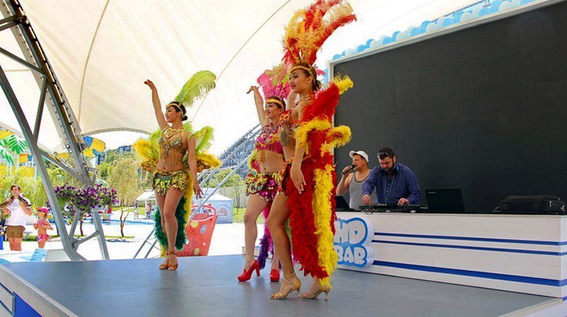 Горячие девушки и бразильские танцы: Аквапарк "Happy Day" открыл летний сезон 14