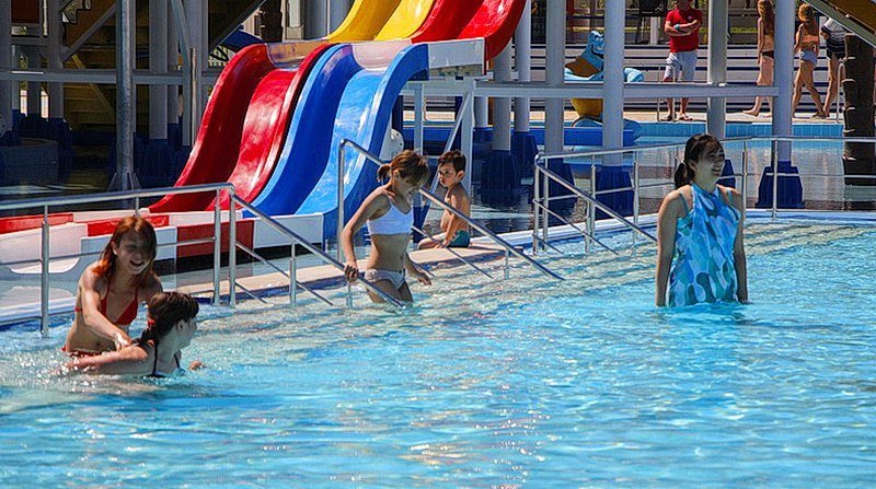 Горячие девушки и бразильские танцы: Аквапарк "Happy Day" открыл летний сезон 16