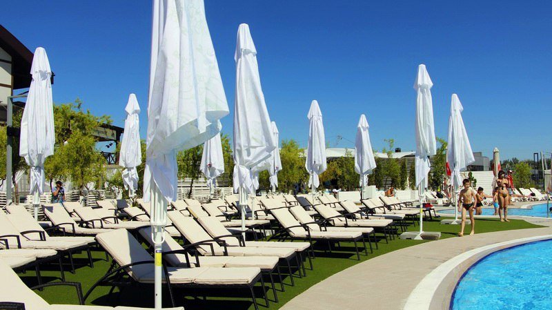 Горячие девушки и бразильские танцы: Аквапарк "Happy Day" открыл летний сезон 17