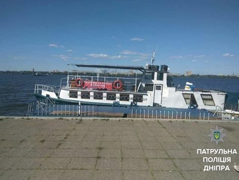 Капитан Джек Воробей: в Днепре пьяный мужчина катал пассажиров на катере 1