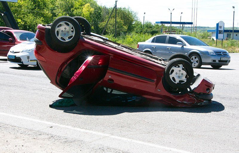 ДТП на Криворожском шоссе: от удара Peugeot перевернулся 1