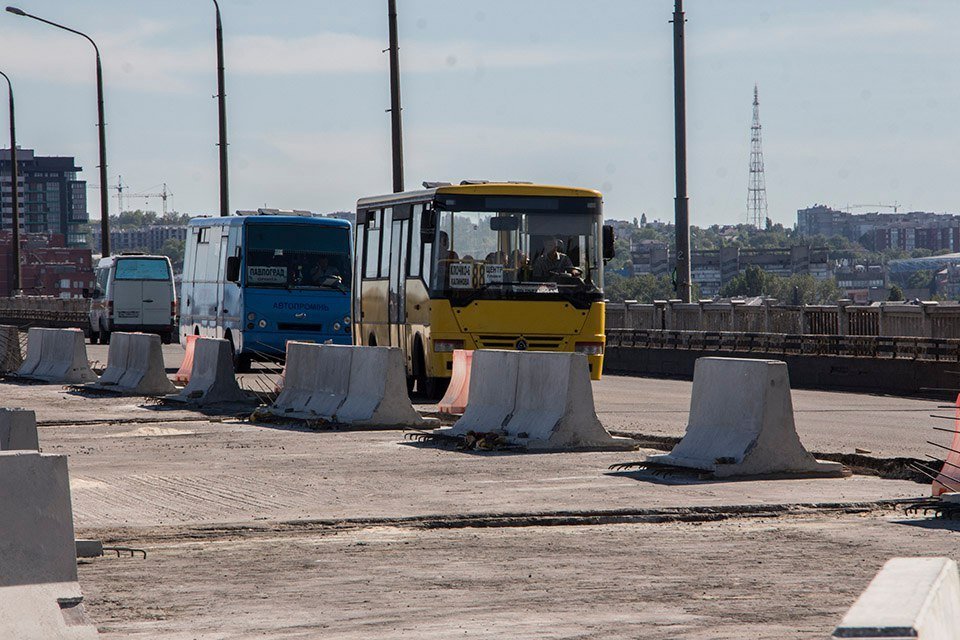 В Днепре трое неизвестных прыгнули с Нового моста 1