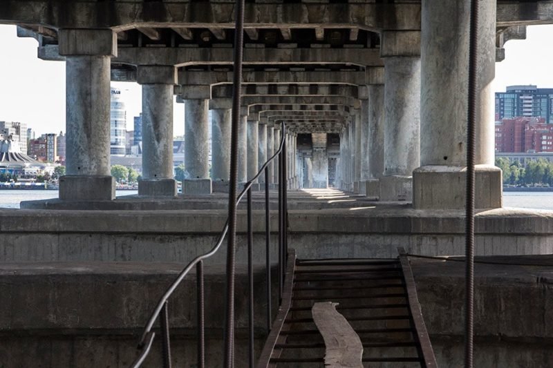 В Днепре трое неизвестных прыгнули с Нового моста 3