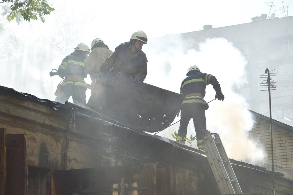 Пожар на проспекте Яворницкого: горели семь гаражей 1