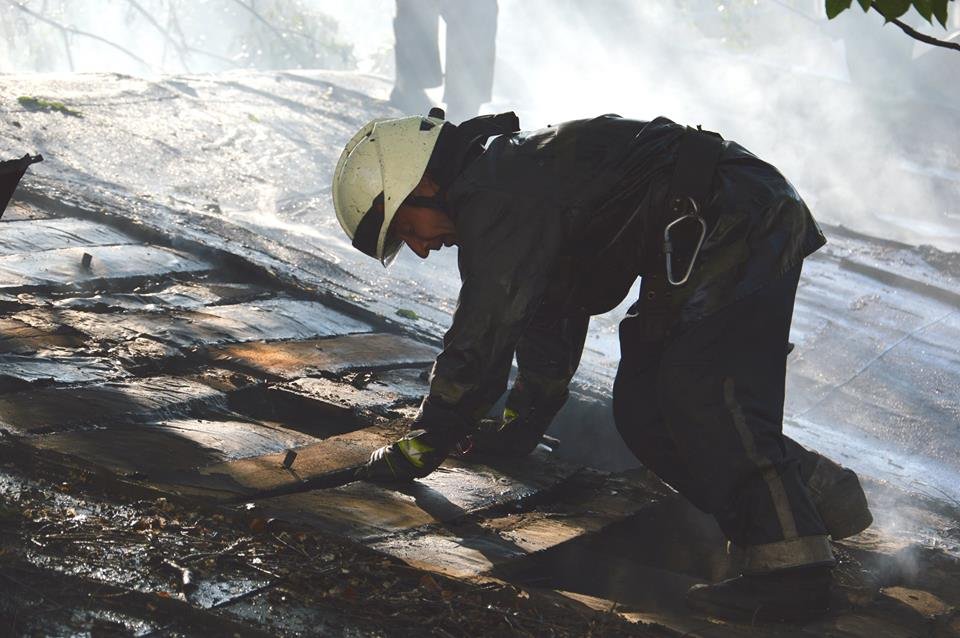 Пожар на проспекте Яворницкого: горели семь гаражей 2