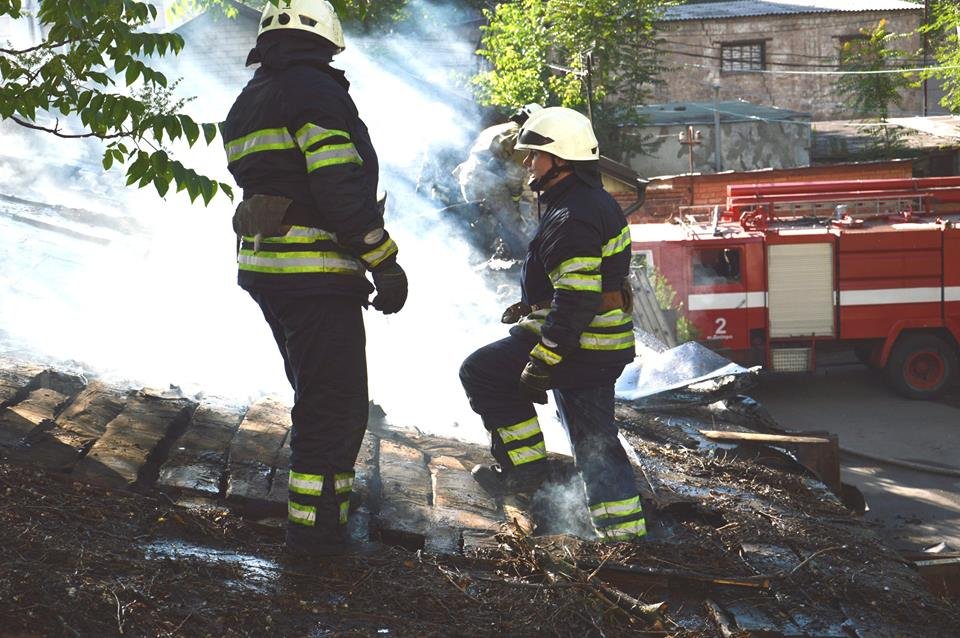 Пожар на проспекте Яворницкого: горели семь гаражей 3