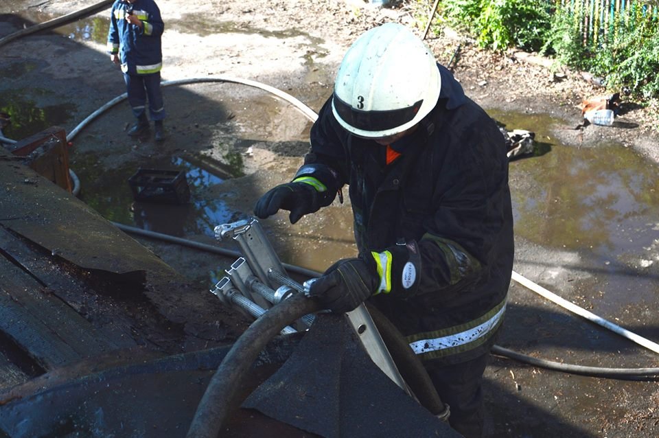 Пожар на проспекте Яворницкого: горели семь гаражей 4