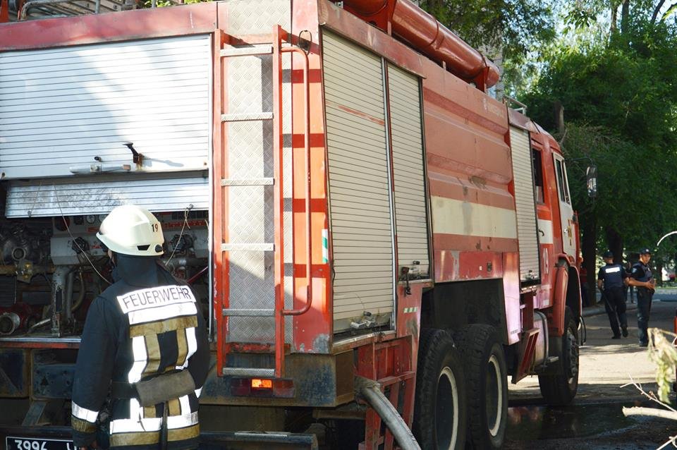 Пожар на проспекте Яворницкого: горели семь гаражей 6