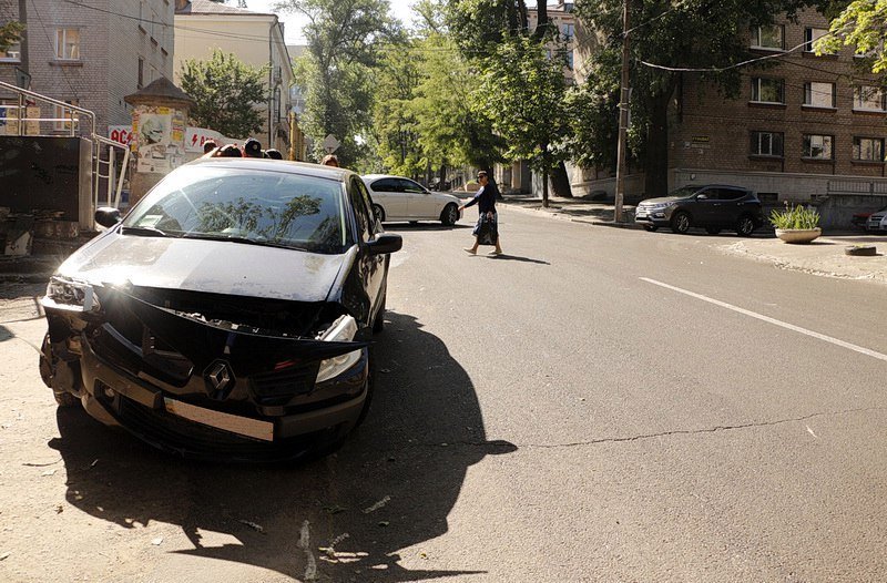 ДТП в центре Днепра: девушка на Renault не уступила дорогу Seat 1
