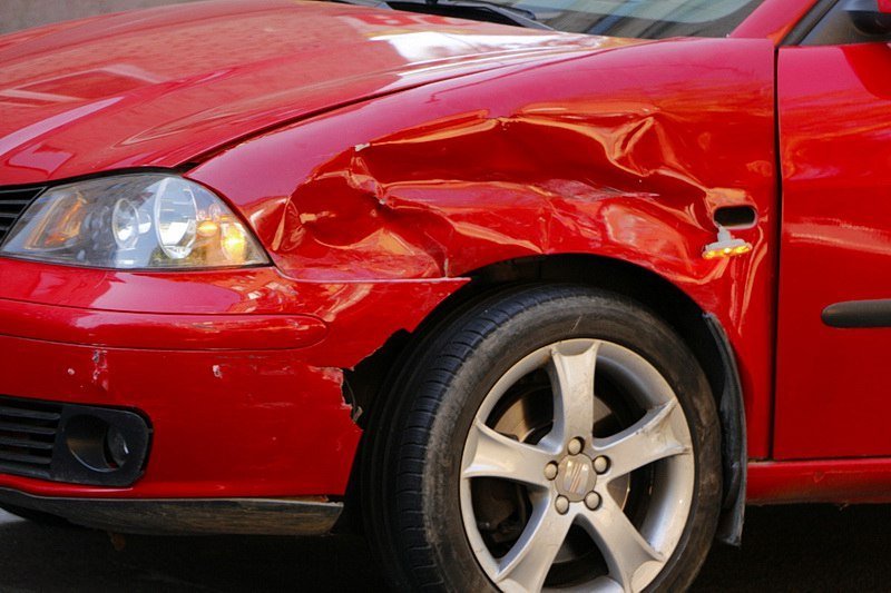 ДТП в центре Днепра: девушка на Renault не уступила дорогу Seat 3