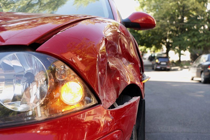 ДТП в центре Днепра: девушка на Renault не уступила дорогу Seat 5