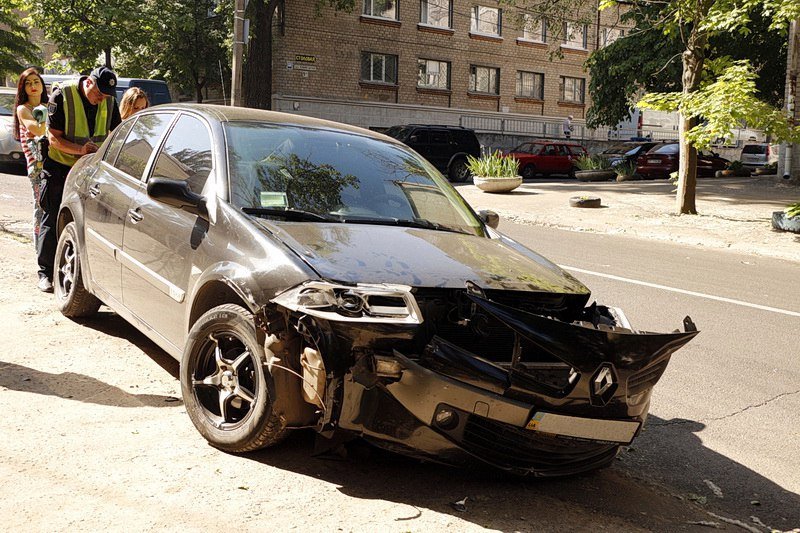 ДТП в центре Днепра: девушка на Renault не уступила дорогу Seat 6