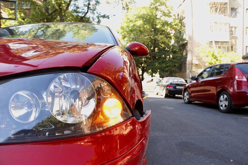 ДТП в центре Днепра: девушка на Renault не уступила дорогу Seat 9