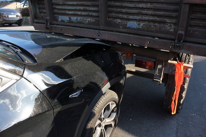 В центре Днепра BMW X3 влетел в зад трактору 1