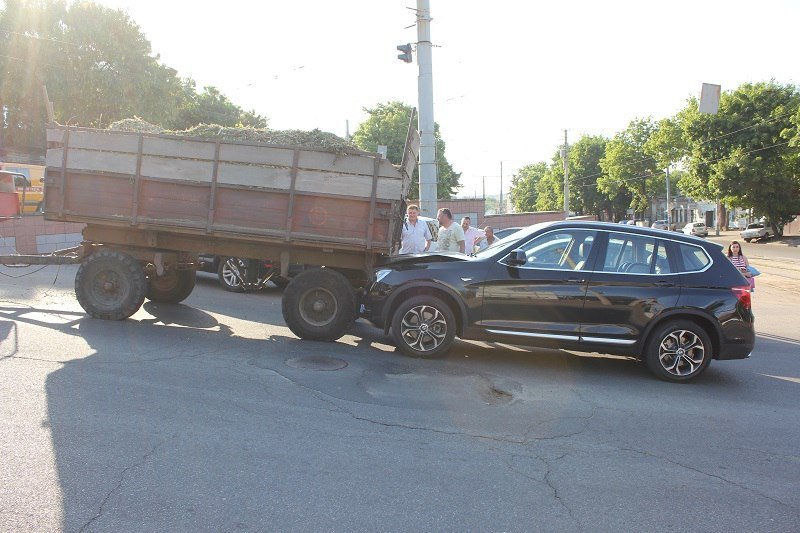 В центре Днепра BMW X3 влетел в зад трактору 2