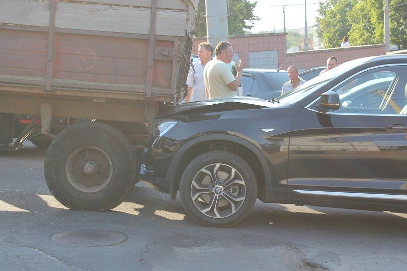 В центре Днепра BMW X3 влетел в зад трактору 3