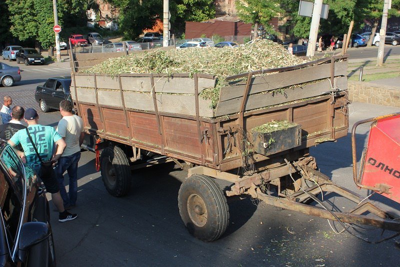В центре Днепра BMW X3 влетел в зад трактору 4
