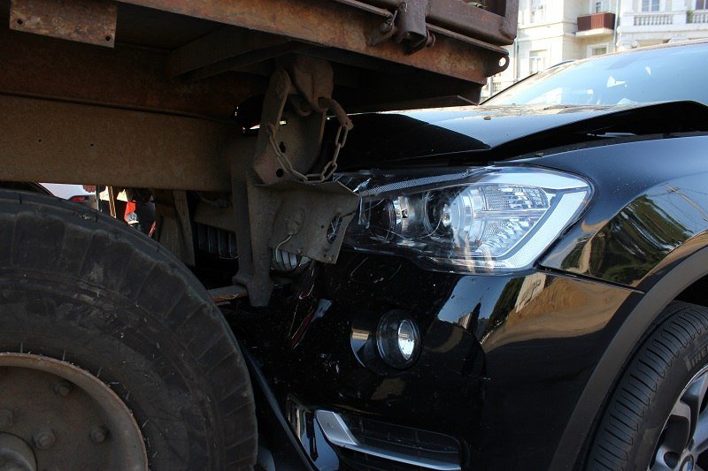 В центре Днепра BMW X3 влетел в зад трактору 5