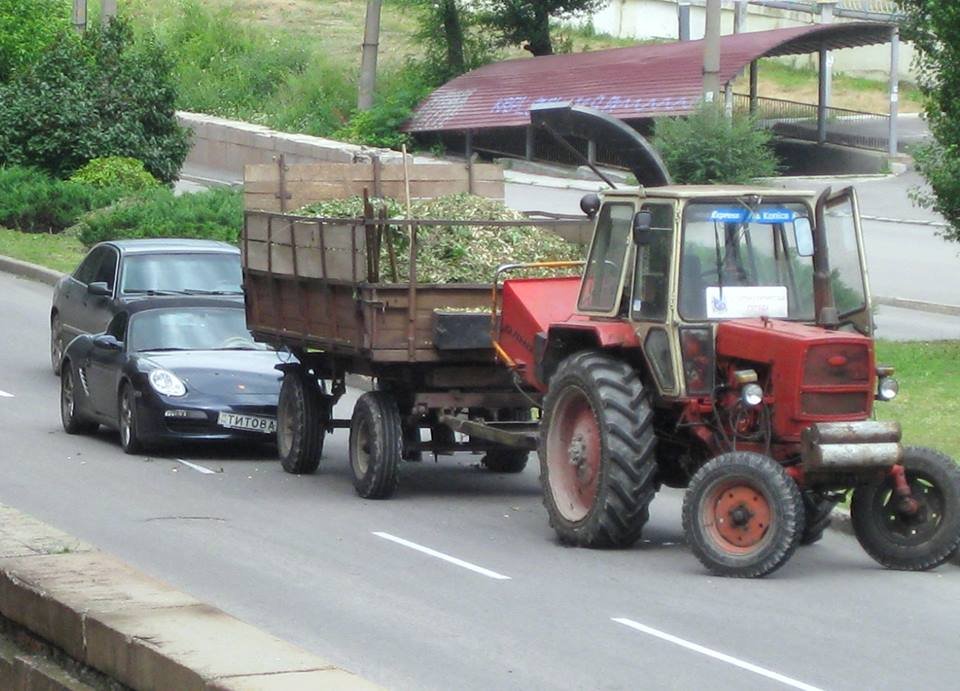 В центре Днепра BMW X3 влетел в зад трактору 6